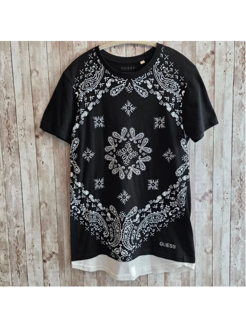 Men's GUESS Black and White Bandana Print Short Sleeve Tee XS - Picture 2 of 6